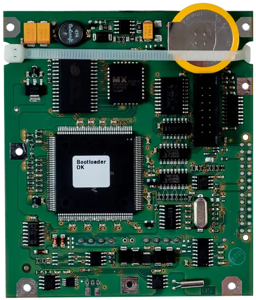 Print-Prozessorplatine mit verschiedenen elektronischen Komponenten, darunter ein Mikrochip und einige Widerstände, hergestellt von Wolf.
